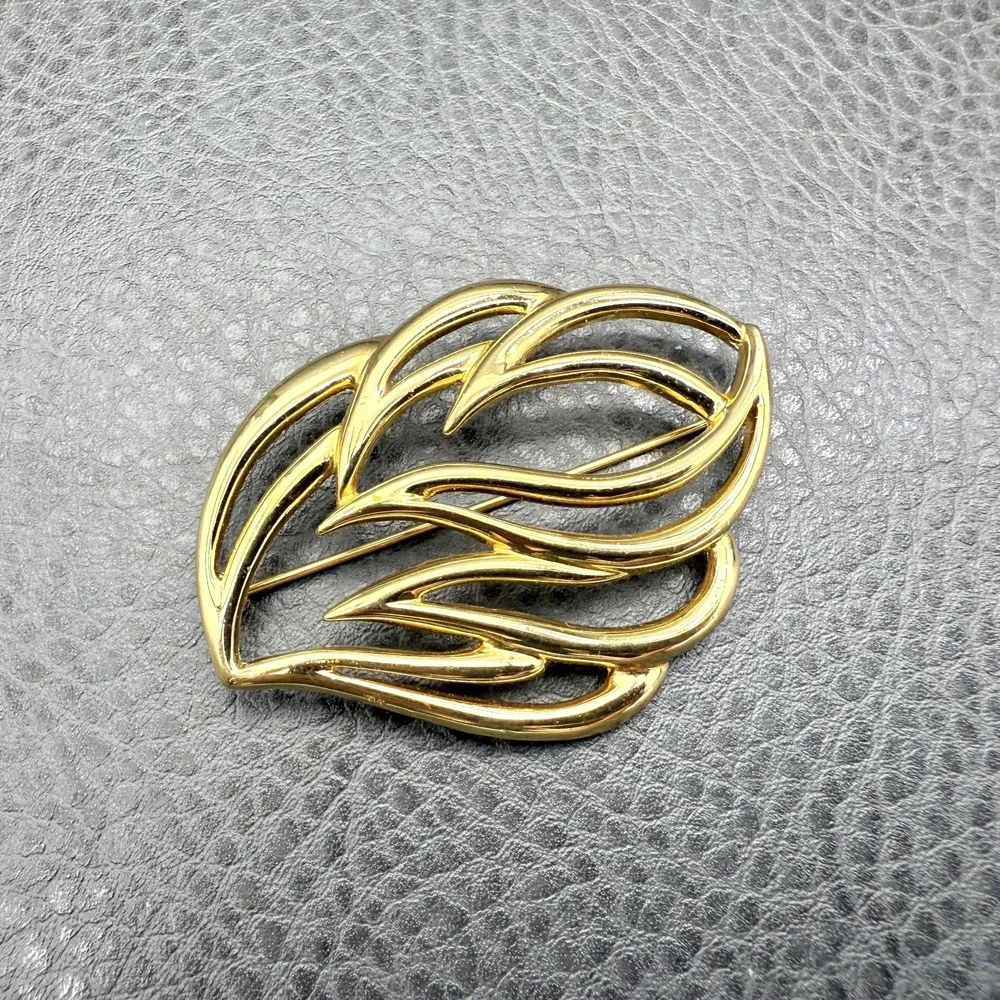Vintage Monet Brooch Gold Tone Leaf Pin Openwork Abstract Costume Jewelry 2.5
